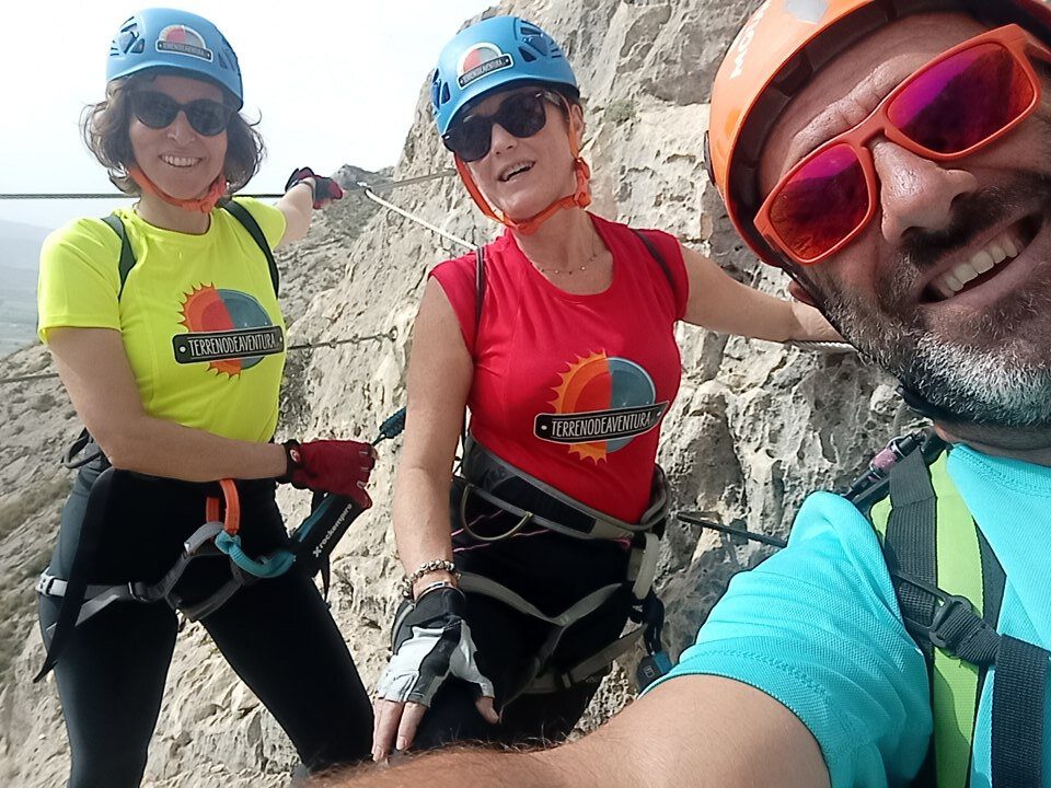 El guía de montaña Jaime Escolano guianpo en una vía ferrata