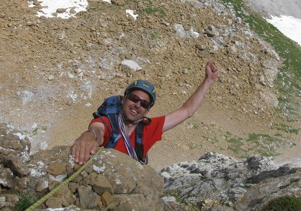 el guía de montaña Íñigo Ayllón en plena escalada