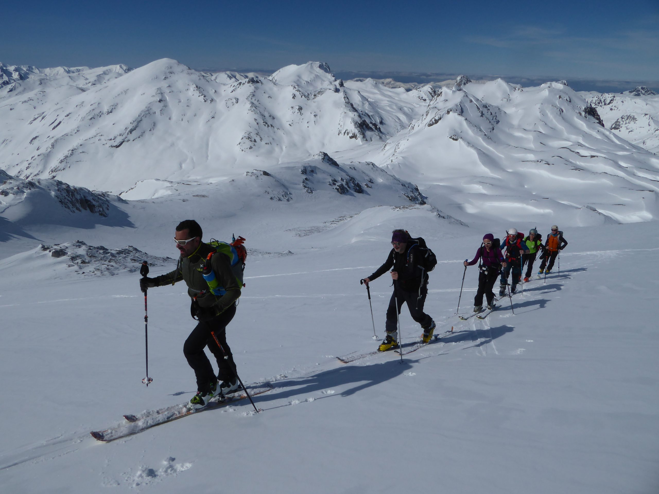 Esquiadores de montaña en la Cordillera Cantábrica