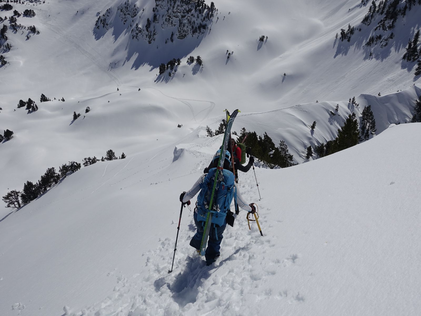 Esquiadores de montaña en la ruta Carros de Foc de los Pirineos