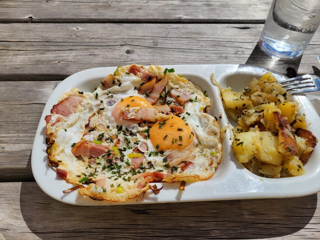 Típico plato de comida de refugio de los Alpes austriacos