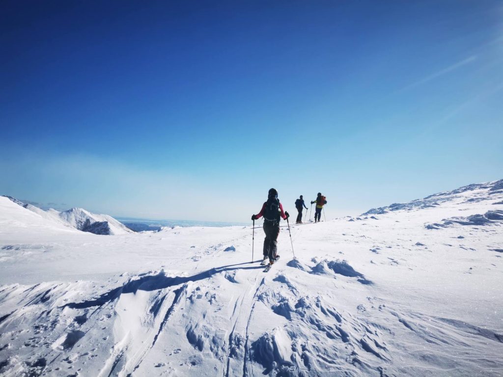 Grupo de esquiadores llegando a la cima en Asahidake, en la isla de Hokkaido, en Japón.