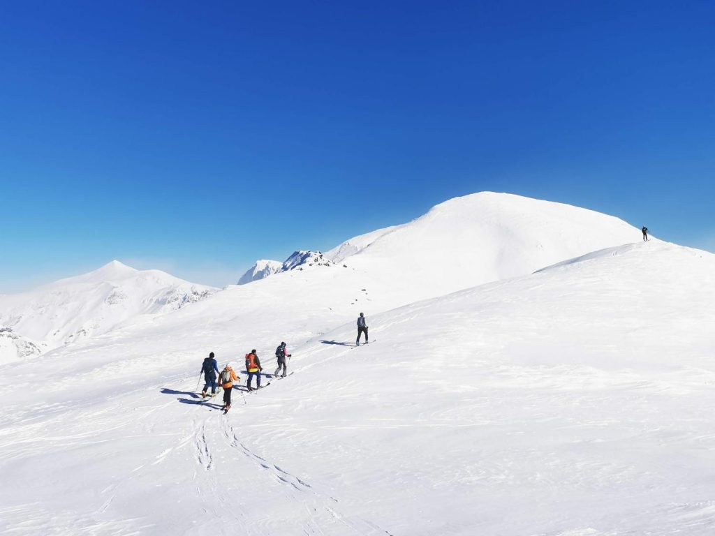 Grupo de esquiadores progresando hasta la cima en Asahidake, en la isla de Hokkaido, en Japón.