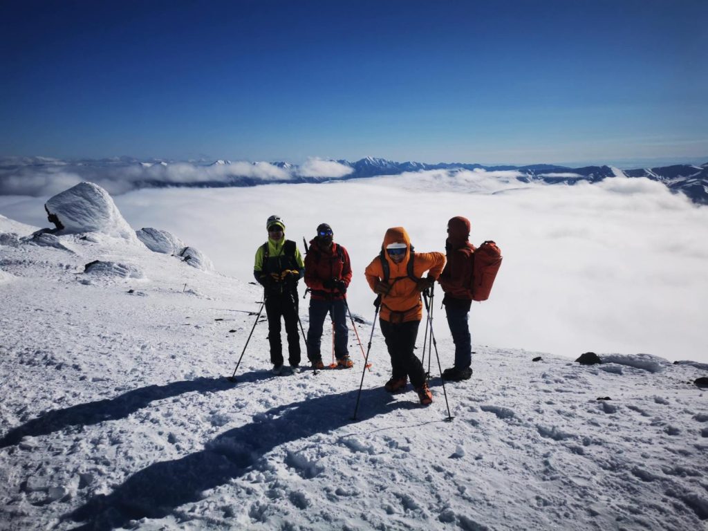 Mar de nubes en la cima de Asahidake. Isla de Hokkaido, Japón.