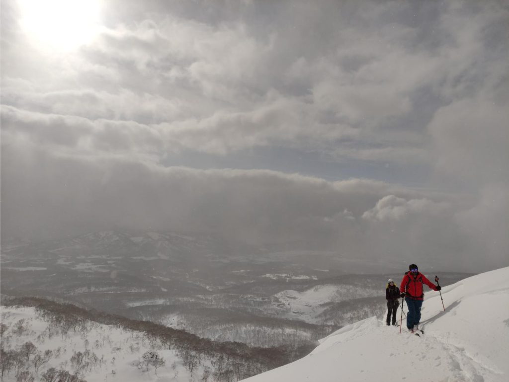 Progresando con esquís de travesía por una ladera nevada en Hokkaido, Japón.