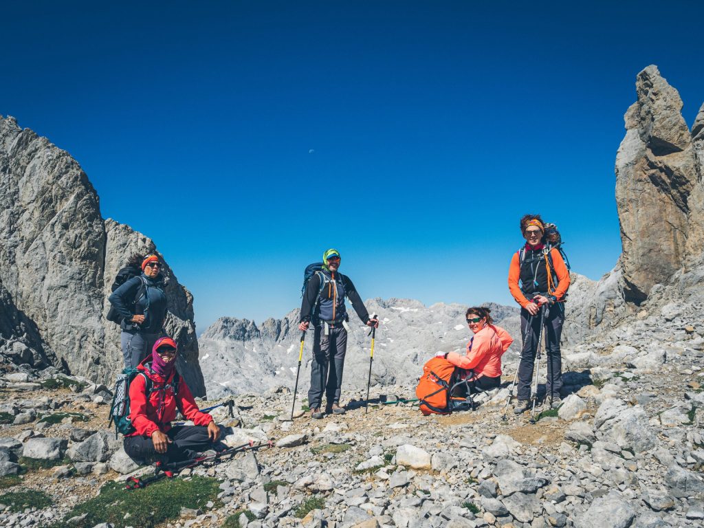 Un grupo de montañeros a los pies del Picu Urriellu