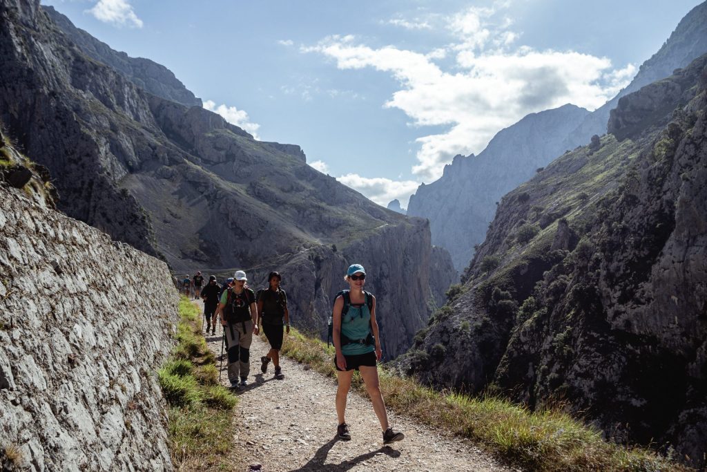 Un grupo de montañeros a los pies del Picu Urriellu