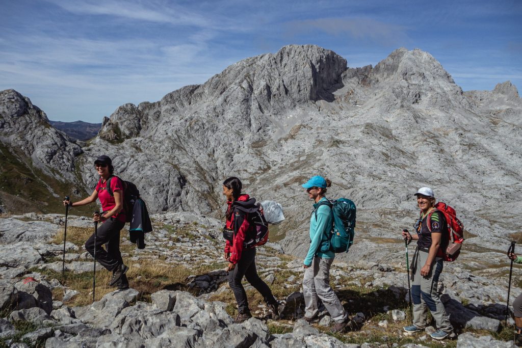 Un grupo de montañeros a los pies del Picu Urriellu