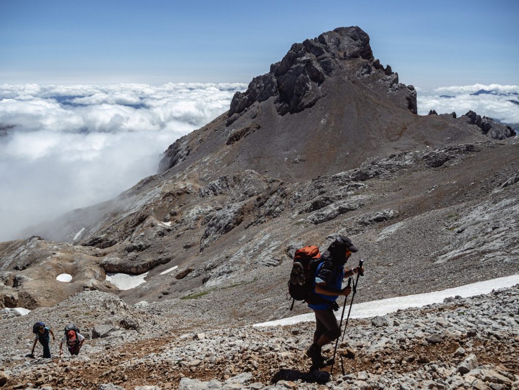 Un grupo de montañeros a los pies del Picu Urriellu