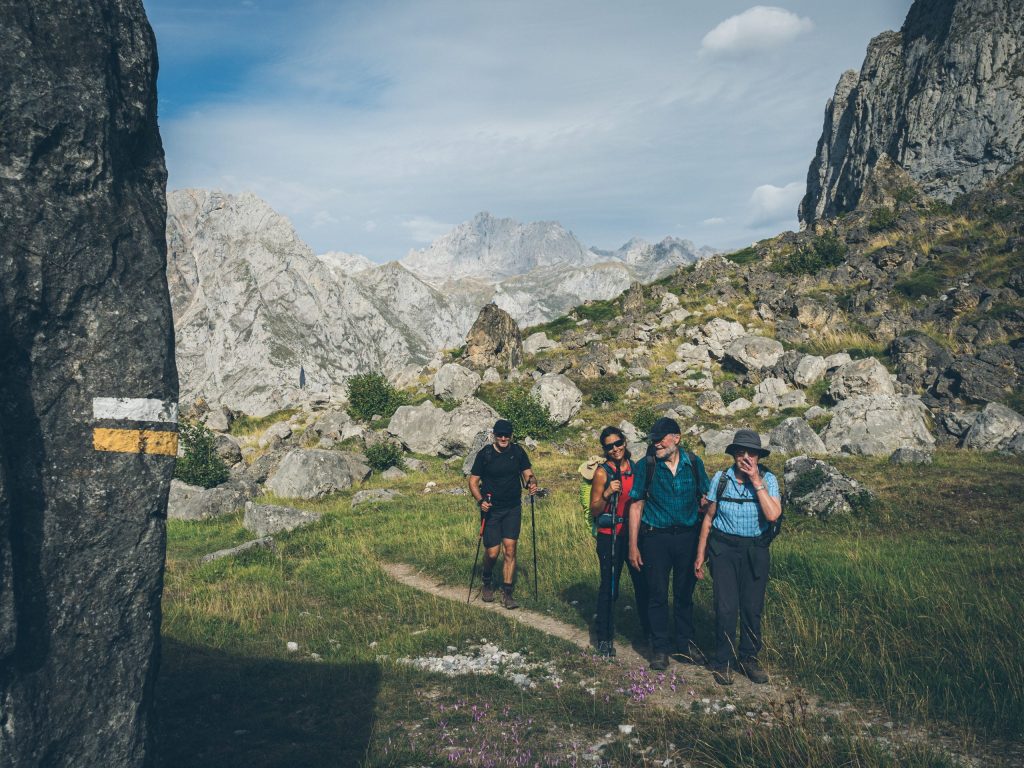 Un grupo de montañeros a los pies del Picu Urriellu