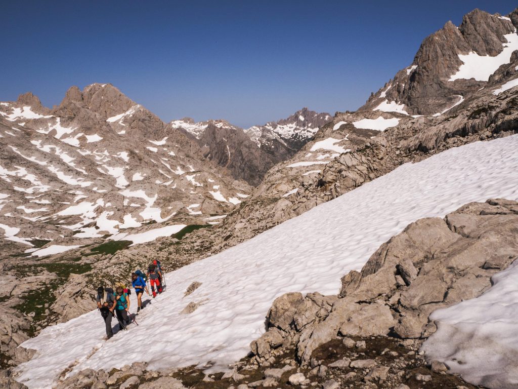 Un grupo de montañeros a los pies del Picu Urriellu