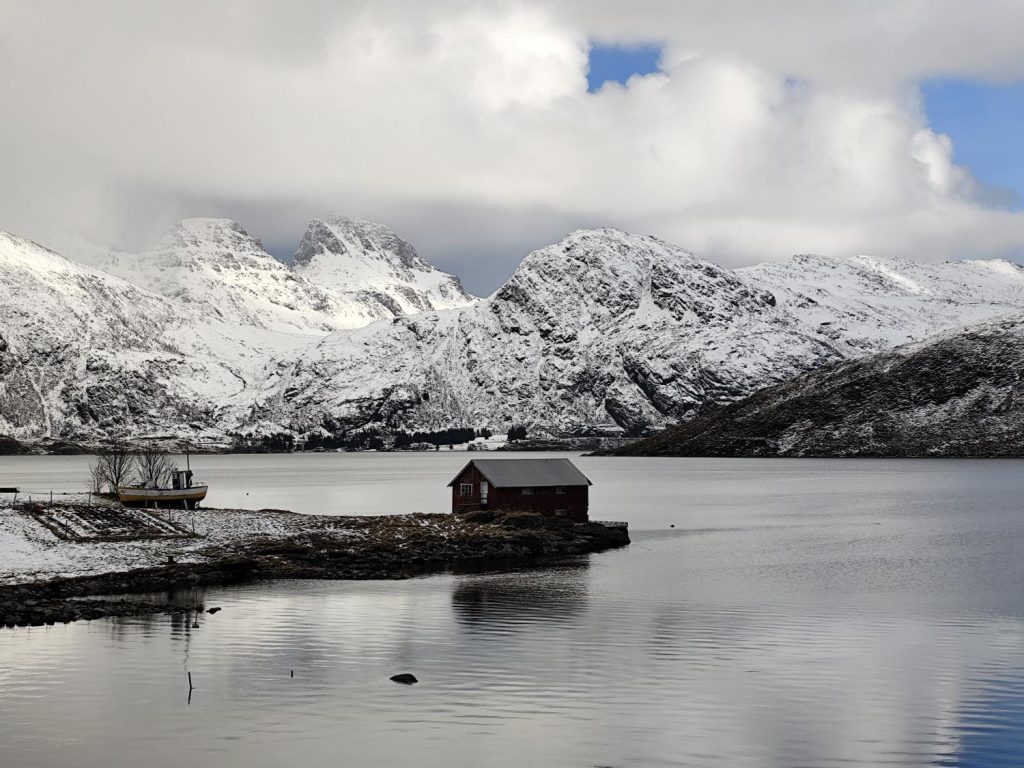 Mar y montañas nevadas: así es Lofoten