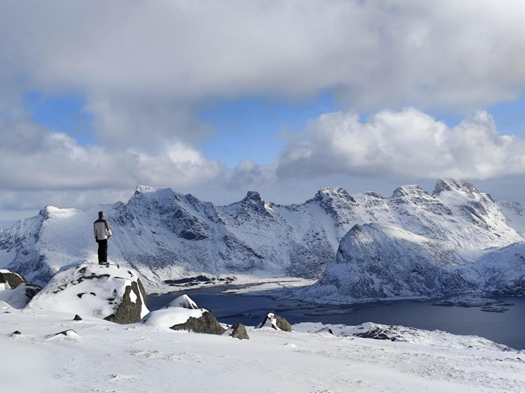 Espectaculares perfiles de las montañas en Lofoten