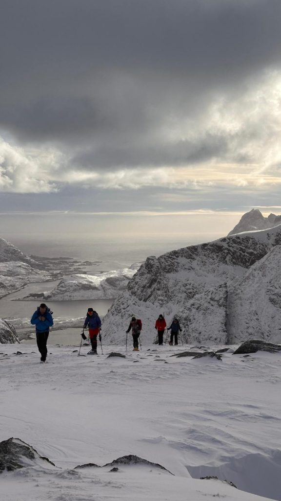 Paisajes espectaculares en el viaje de raquetas de nieve en Lofoten