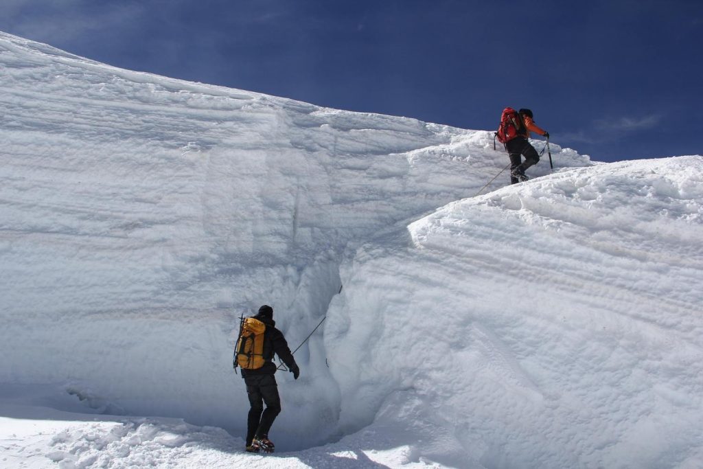 Alpinistas progresando hacia la cima del Mont Blanc