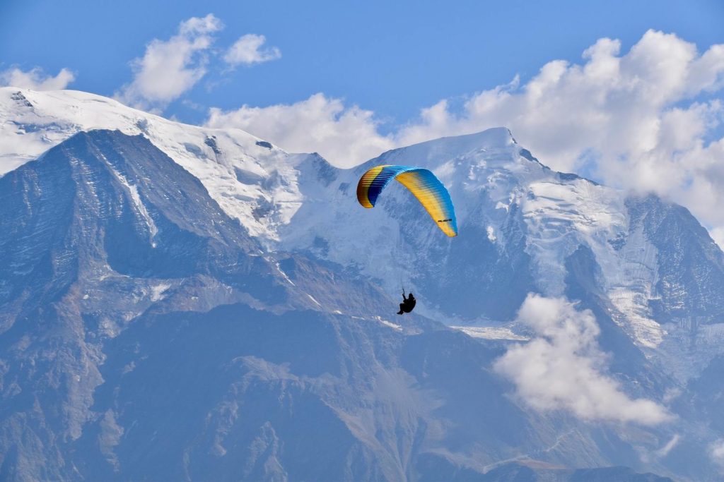 Parapentista en el Valle de Chamonix, Mont Blanc