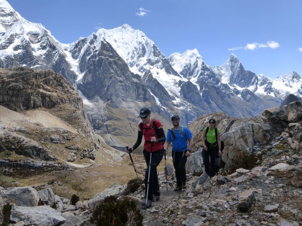 Caminantes en el Huayhuash trek de Perú