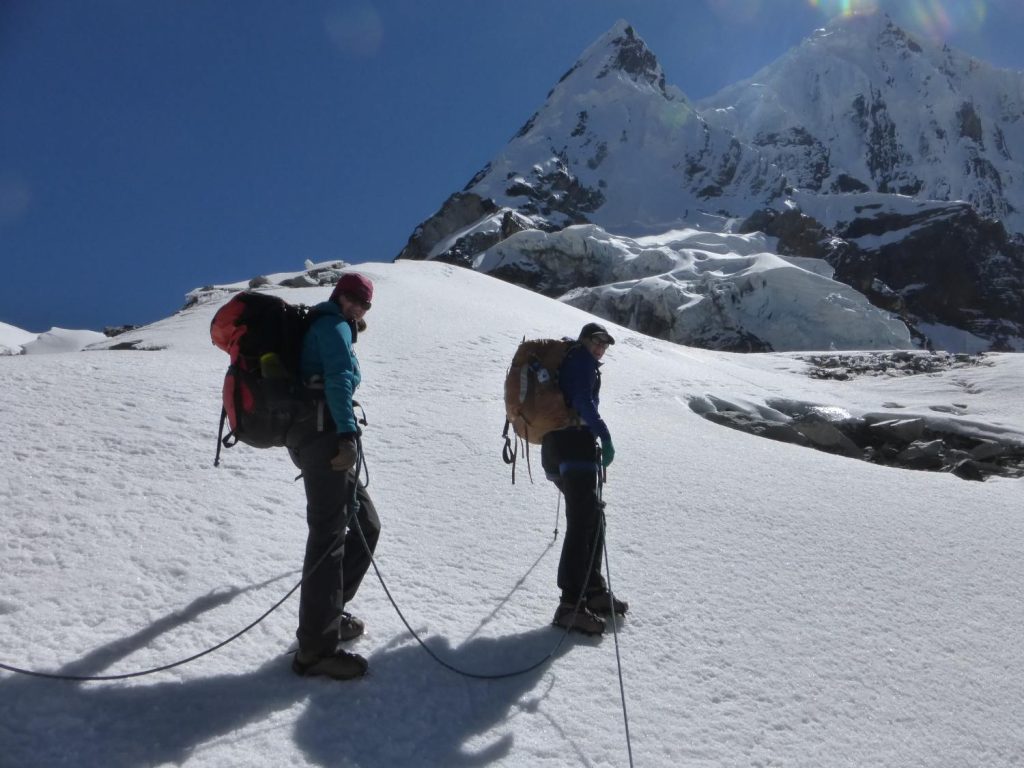 Dos montañeros encnrdados en el Huayhuash Trek