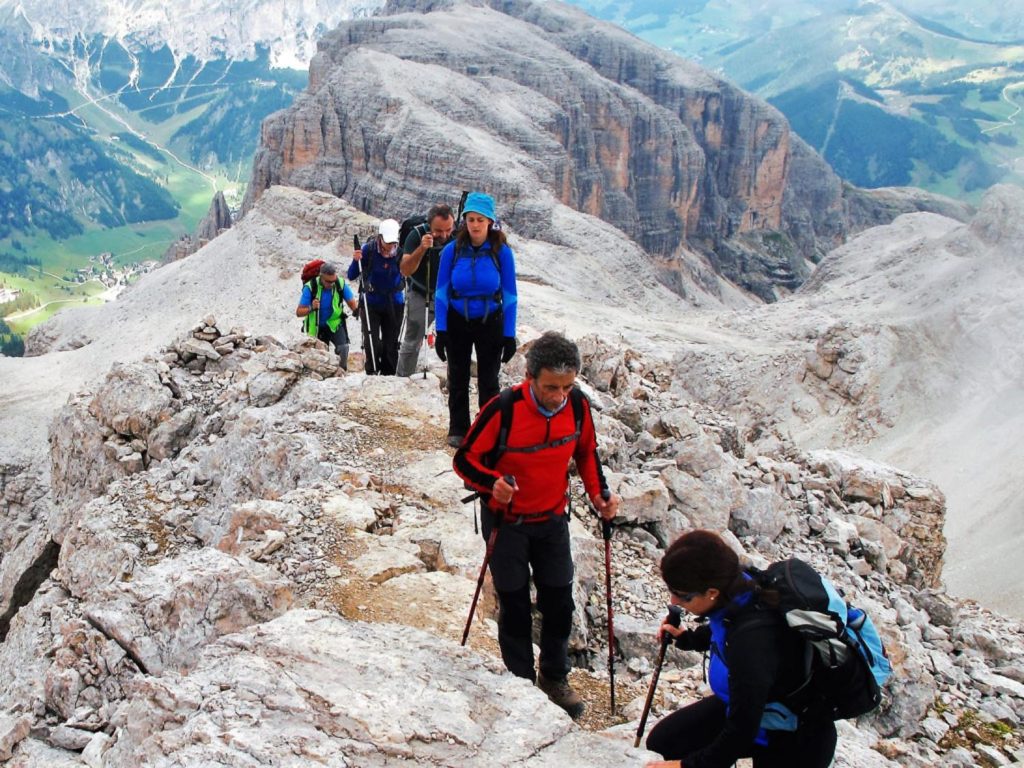 Grupo de senderistas en una excursión a los Dolomitas
