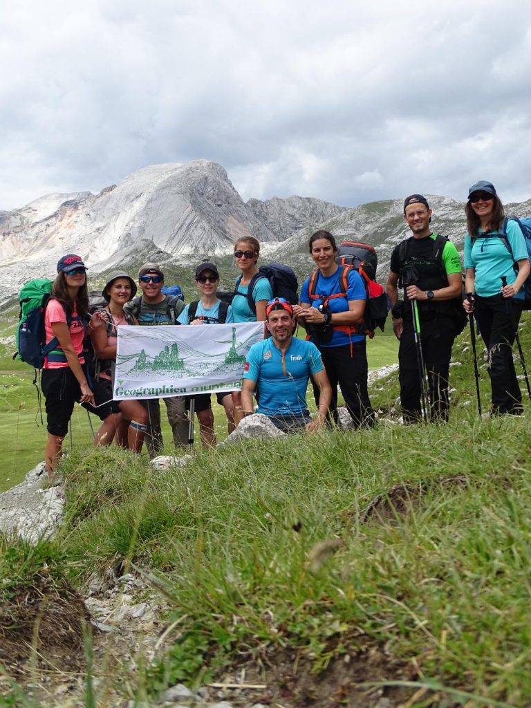 Foto grupo con Croda del Becco al fondo, Dolomitas