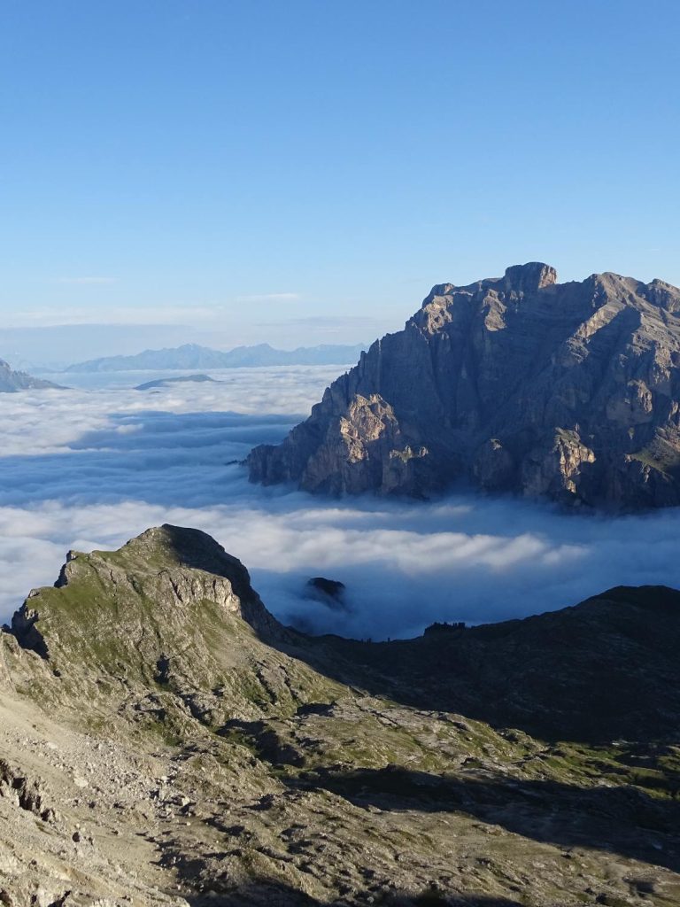 Mar de nubes desde el Refugio Lagazoui, Dolomitas