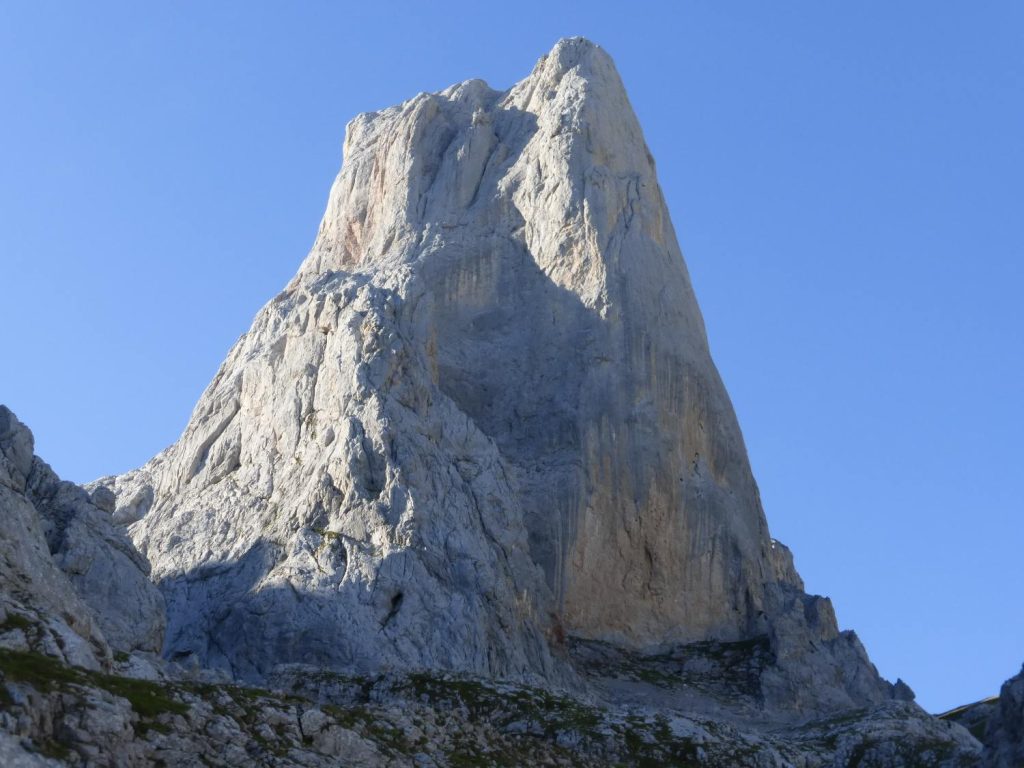 Escalada al Naranjo de Bulnes o Pico Urriellu