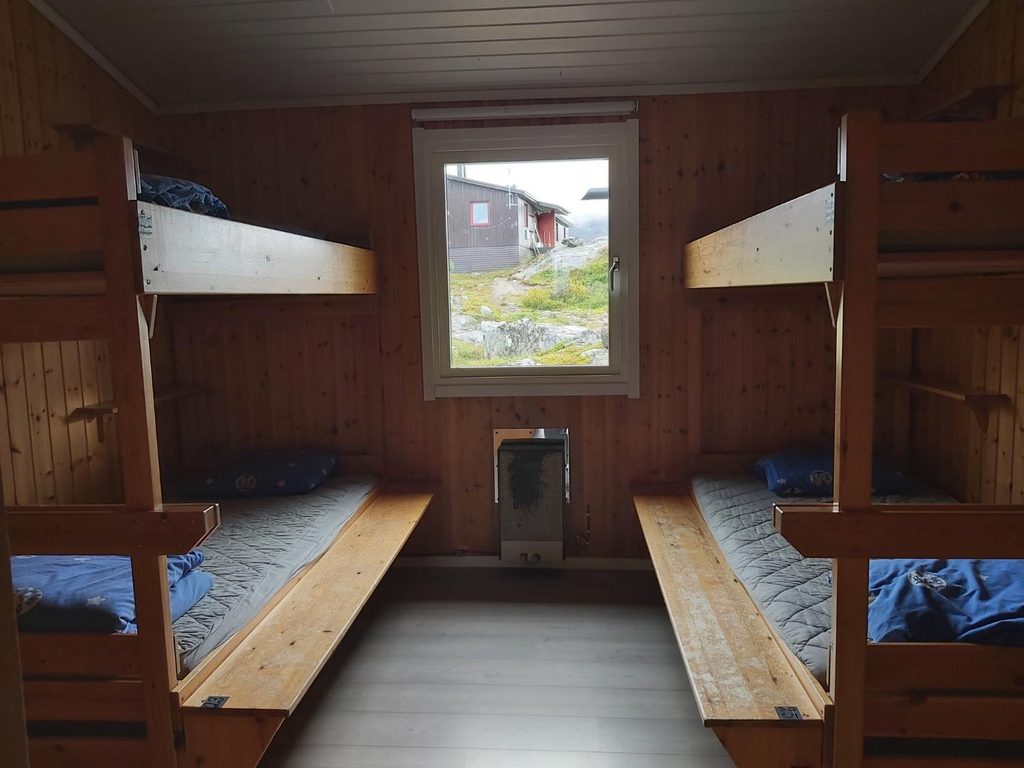 Dormitorio de un refugio en el trekking del Kungsleden