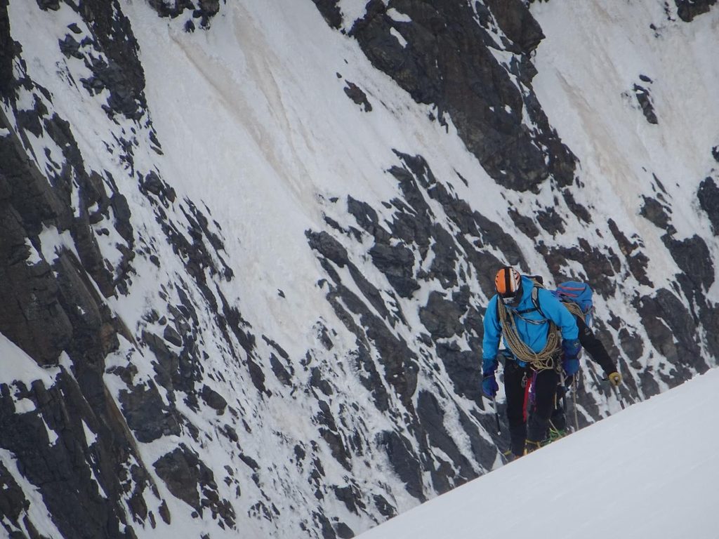 Montañeros en plena progresión invernal en Pirineos
