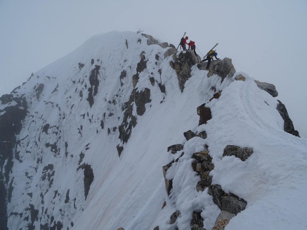 Esquiadores de montaña en el Paso de Mahoma a la cima del Aneto, Pirineos