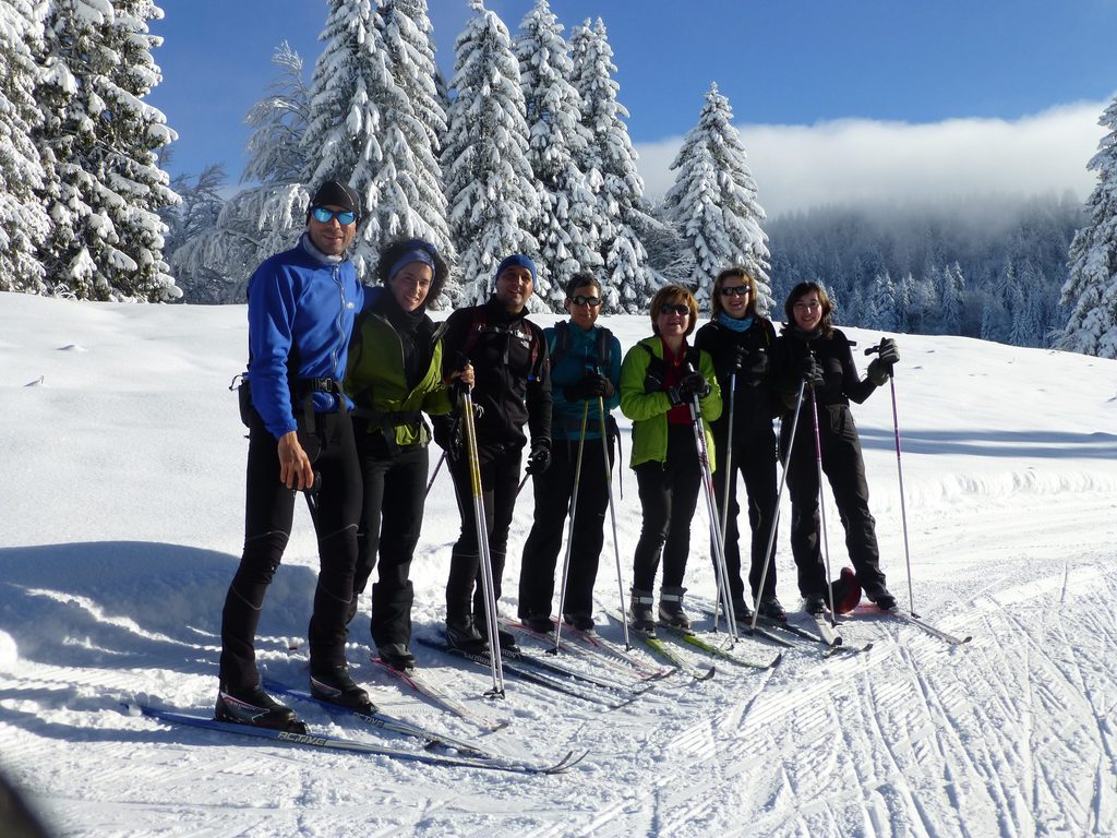 Esquí de fondo entre amigos en las montañas del Jura