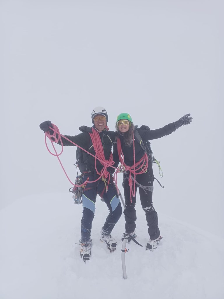 Jordi Pola guiando en invierno en Pirineos