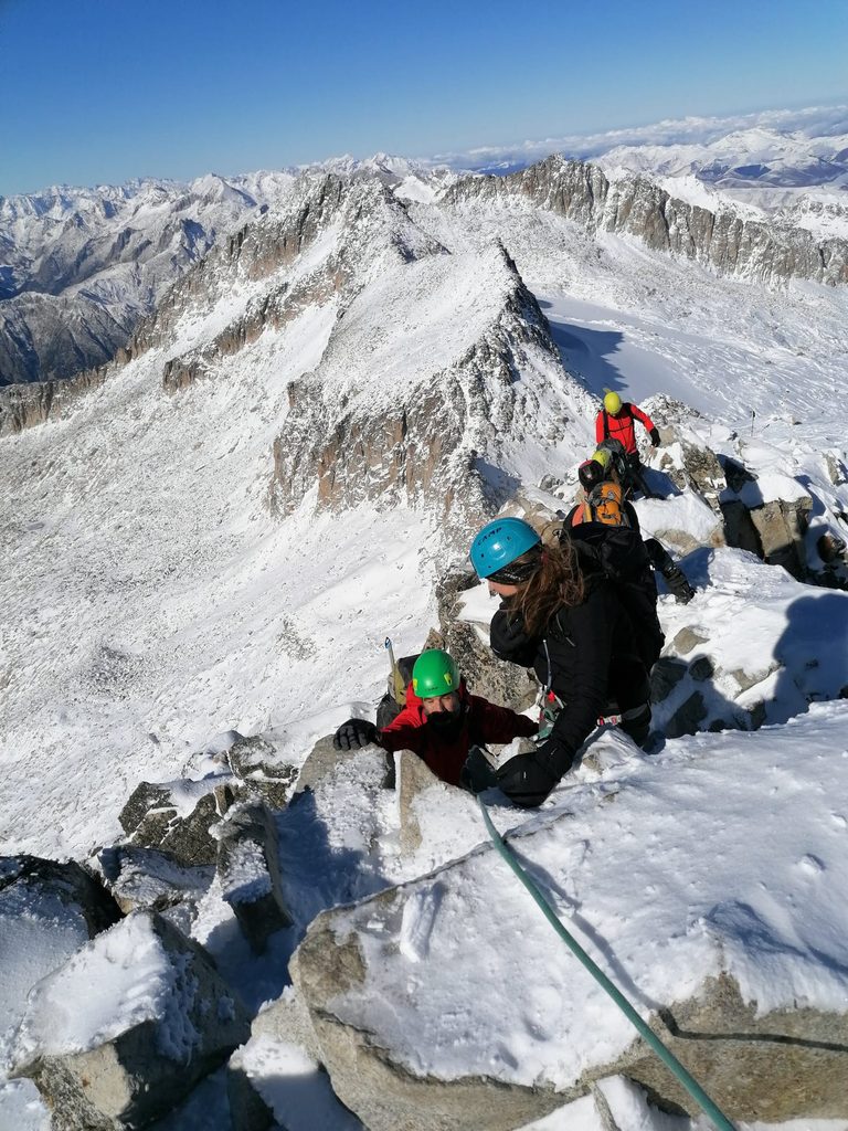 Grupo de montañeros en los Pirineos en invierno