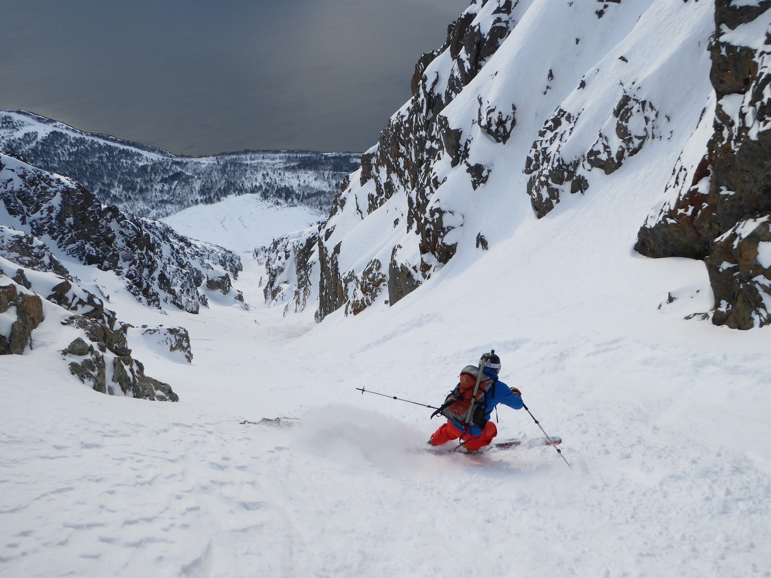 Freeride, esquí en fuertes pendientes. Alpes de Lyngen, Noruega