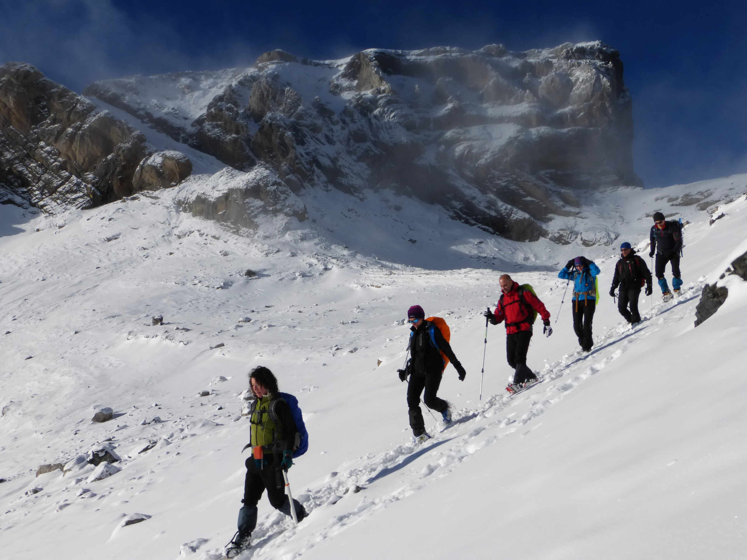 Excursiones con raquetas de nieve en el Valle de Ordesa. Pirineo Aragones