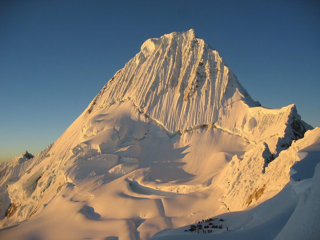 Objetivo Alpamayo. (5.947 m). Cordillera Blanca. Perú.