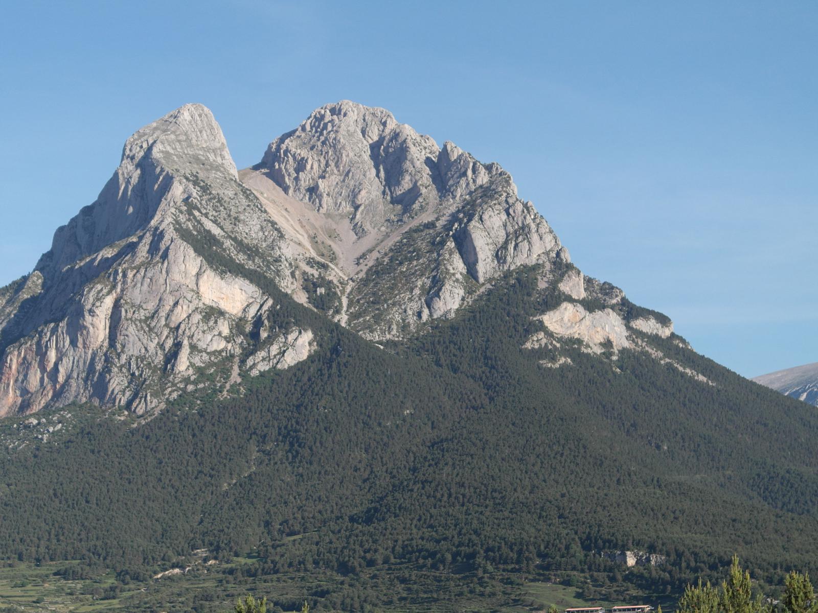 Ascenso al Pedraforca en el día. Emblema del prepirineo catalán