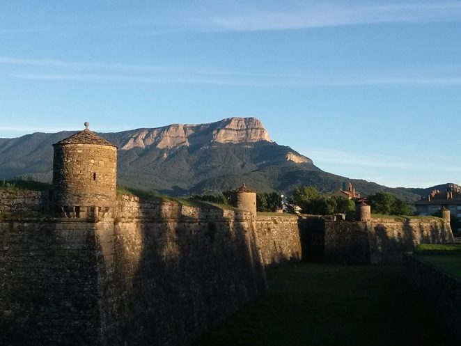 Aprende español y camina en los Pirineos-Exploring Spain