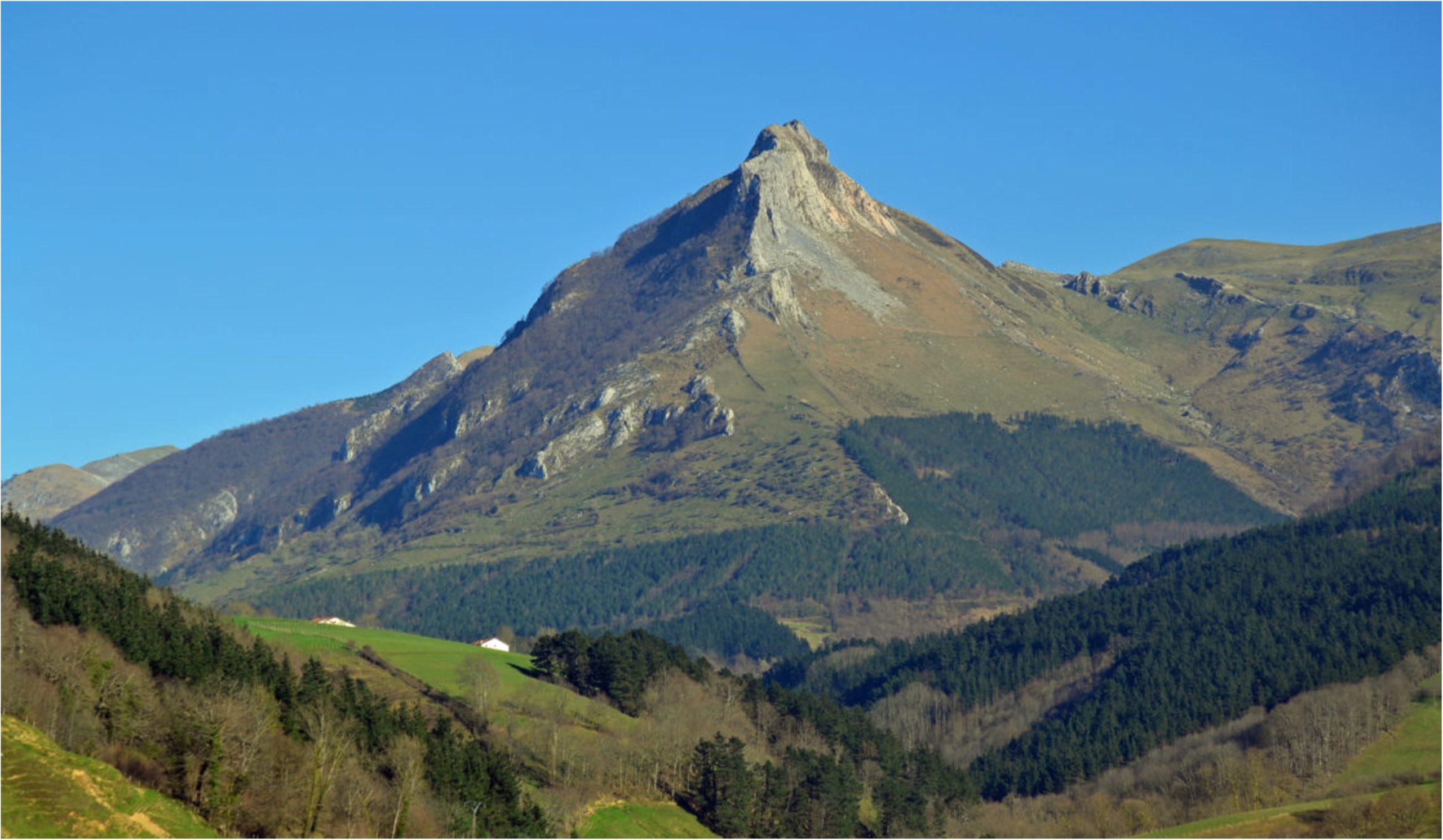 Senderismo en la Sierra de Aralar y Urbasa. País Vasco y Navarra