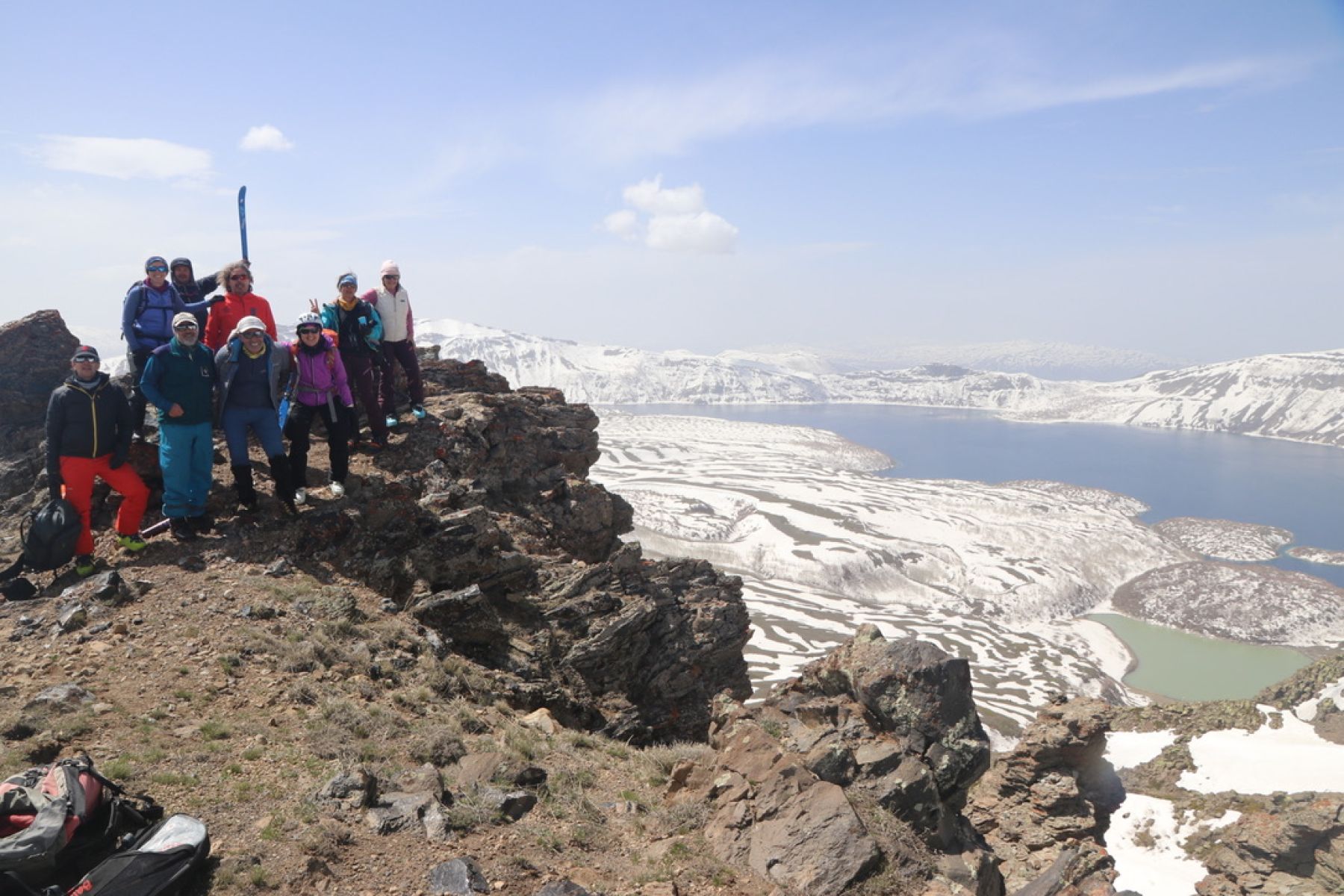 Esquí de montaña en Turquía. Lago de Van. Anatolia oriental