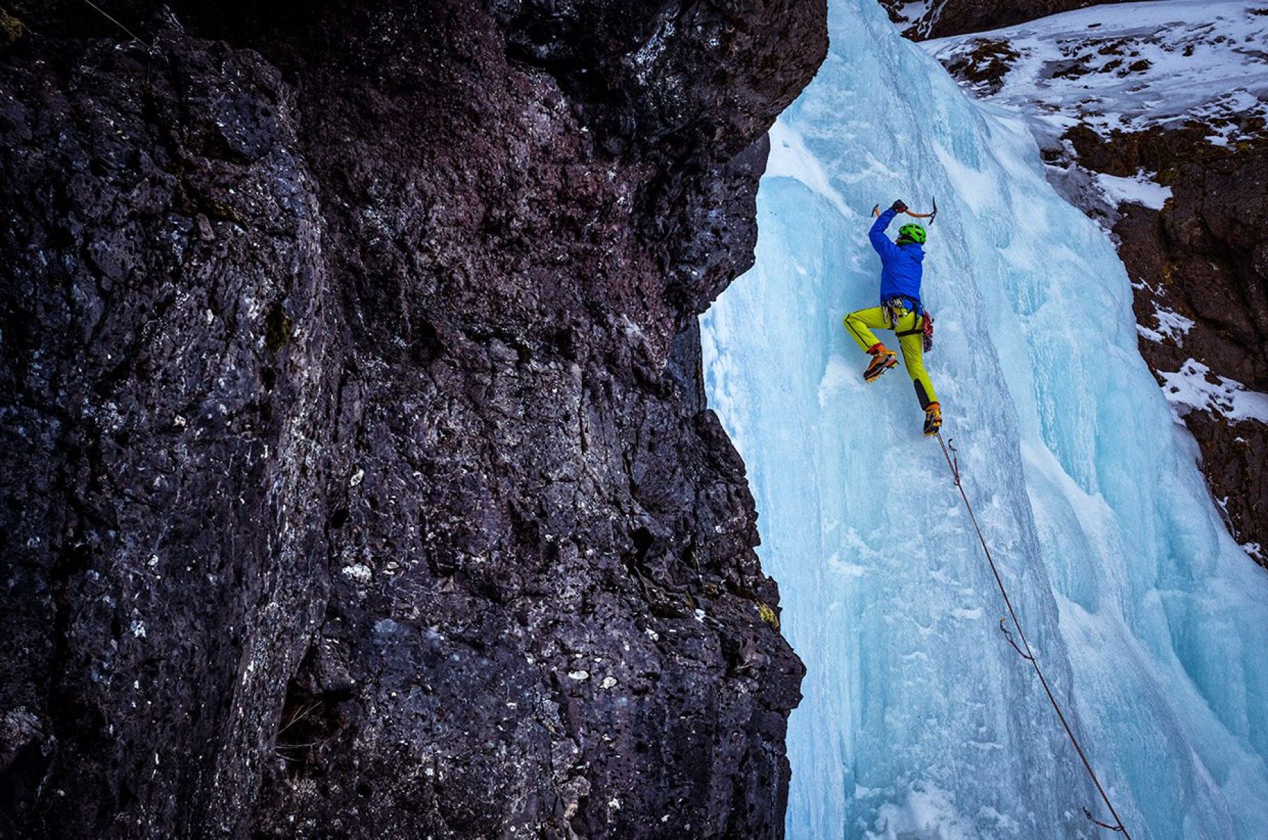 Escalada en hielo en Gressoney. Valle de Aosta. Alpes italianos.