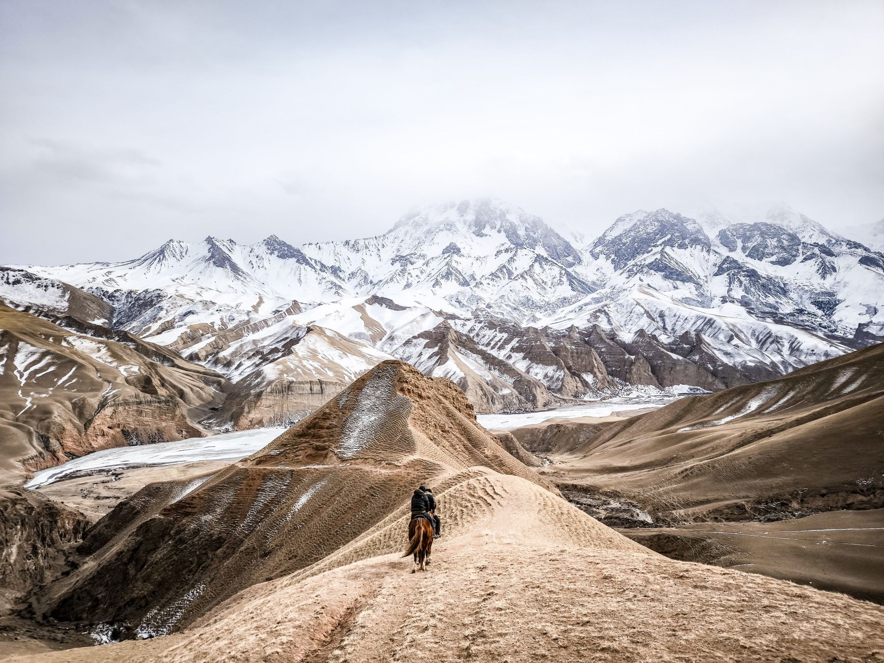 El territorio fantasma. El leopardo de las nieves. Kirguistán