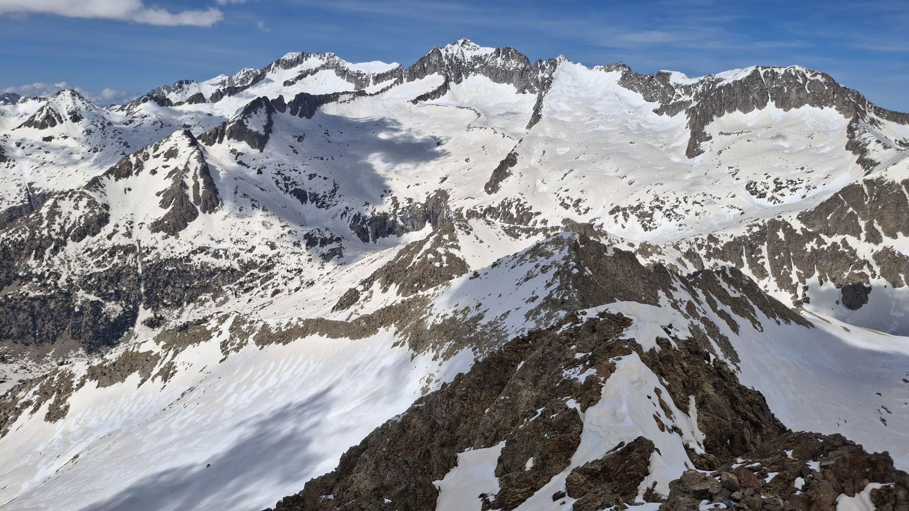 Esquí de montaña. Pico Vallibierna (3056 m). Pirineos.