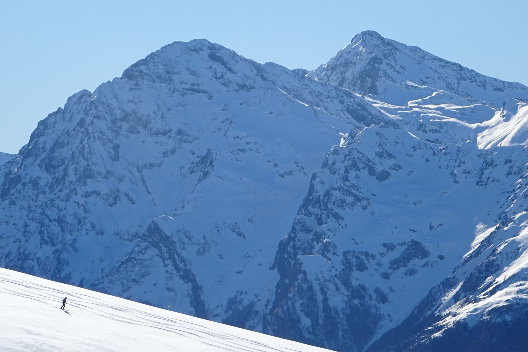 Esquí de montaña en el Pirineo francés. Altos Pirineos, Valle de Luz-St-Sauveur-Gavarnie.