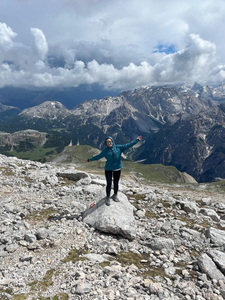 Senderista de viaje a los Dolomitas