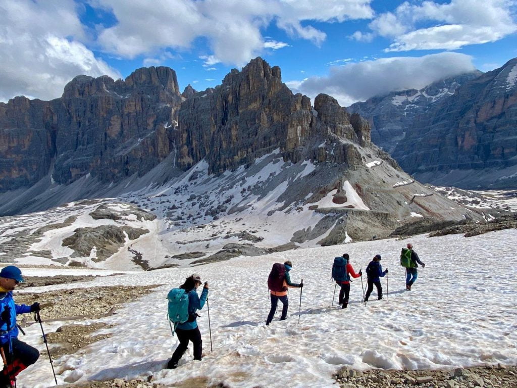 Grupo de montañeros de viaje a los Dolomitas