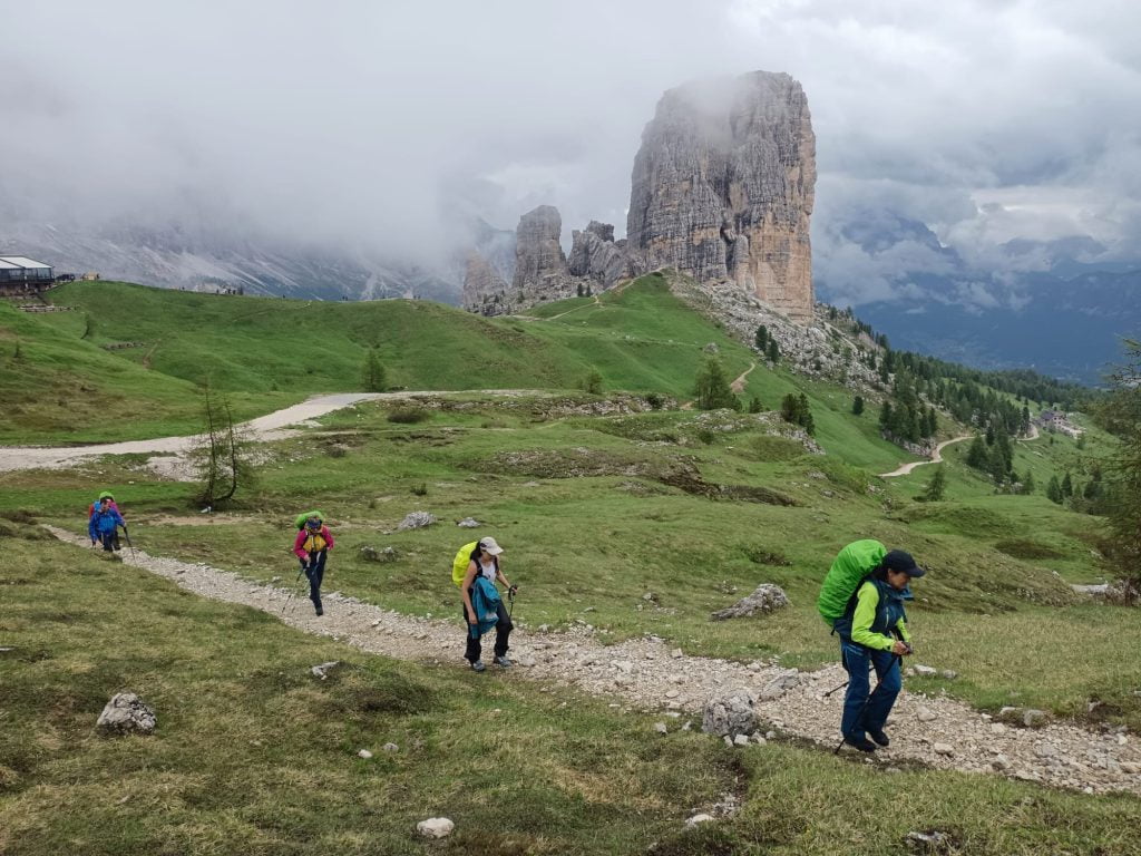 grupo de senderistas de viaje a los Dolomitas